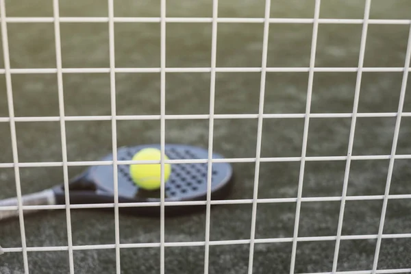 Paddla Tennis Objekt Domstol Racket Boll Och Nät Utomhus — Stockfoto