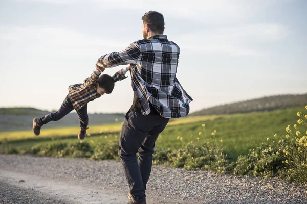 Spinnender Vater Packt Sohn Mit Armen Dreht Sich — Stockfoto