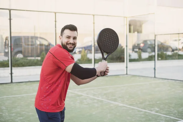 肘の暖かいコートトレーニングゲームでパドルテニス選手 — ストック写真