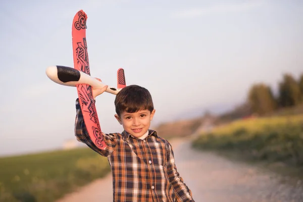 Liten Pojke Med Leksaksflygplan Leker Vår Utomhus — Stockfoto
