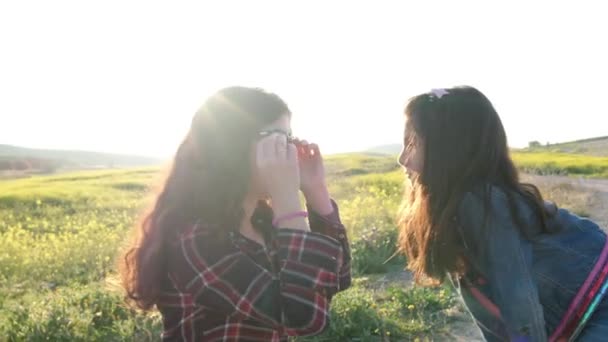 Beauty Woman Sunglasses Playing Daughter Spring Field — Stock Video