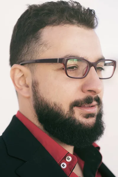 Homem Barbudo Com Óculos Retrato Perto Fundo Branco — Fotografia de Stock