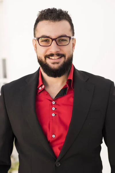 Homem Barbudo Com Óculos Retrato Perto Fundo Branco — Fotografia de Stock