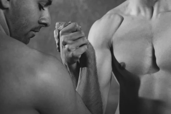 Dwóch Mężczyzn Walczy Kłóci Się Przez Siłowanie Się Rękę Monochromatycznym — Zdjęcie stockowe