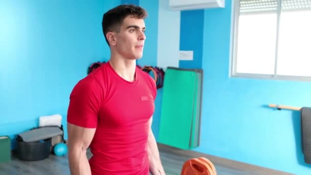 Ung Man Träning Med Fitness Bar Gym Med Naturligt Ljus — Stockvideo