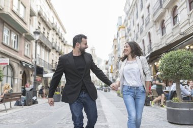 Jaen, İspanya. Şehir dışında el ele tutuşan bir çift..