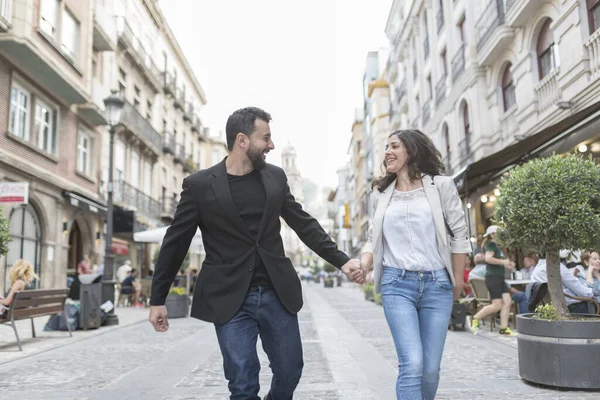 Jaen Spanien Paar Läuft Händchenhaltend Urbaner Outdoor Szene — Stockfoto