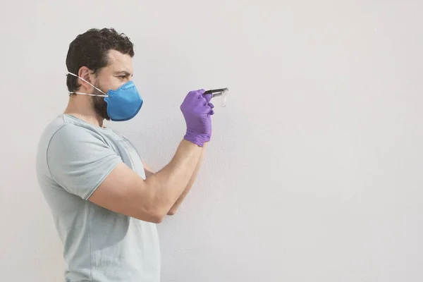 Hombre Con Máscara Guantes Pone Gafas Vista Lateral — Foto de Stock