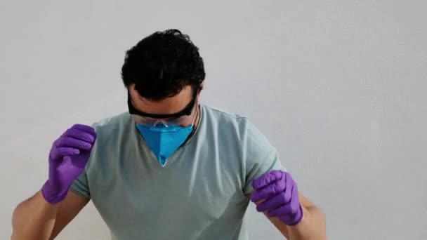 Mann Beim Heimtraining Mit Gewichten Mit Maske Brille Und Handschuhen — Stockvideo