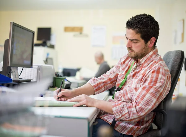 Trabajador Oficina Realista Escribe Escritorio Serio Lugar Trabajo — Foto de Stock