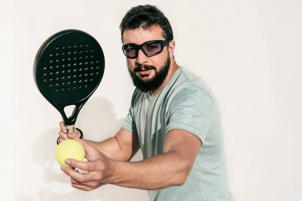 Paddle Tennis Bearded Man Retrait Serving Ball White Wall Sun — Foto de Stock