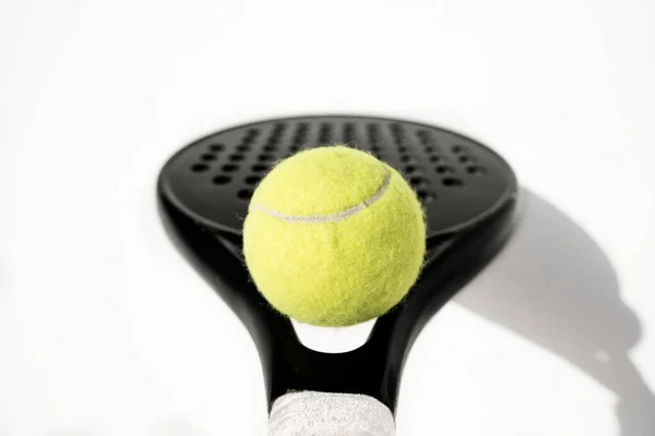 Paddla Tennisboll Och Racket Vit Bakgrund Utomhus Bild — Stockfoto