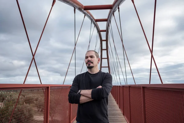 Careca Homem Fresco Pedestre Ponte Retrato Dia Nublado — Fotografia de Stock