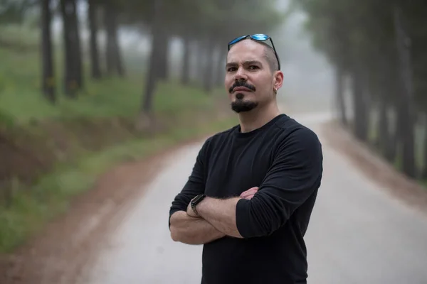 Homem Careca Atraente Caminha Através Das Madeiras Uma Caminhada — Fotografia de Stock