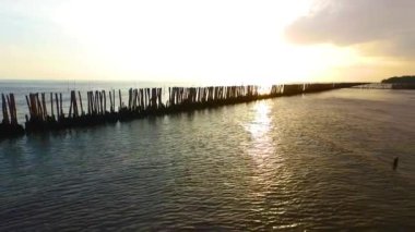 Mangrove plajı gün batımından önce