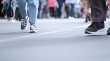 Sokakta yürüyen insanlar