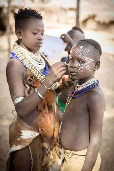 Traditional facial painting in the Karo Tribe — Φωτογραφία Αρχείου