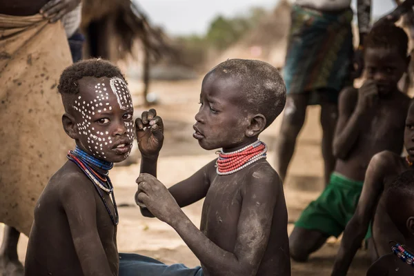 Traditional facial painting in the Karo Tribe — Stockfoto