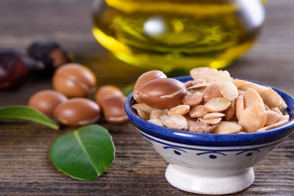 Primo piano di frutta e olio di Argan — Foto Stock