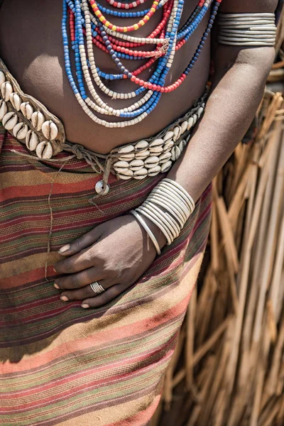 Perto da mão da mulher de Arbore — Fotografia de Stock