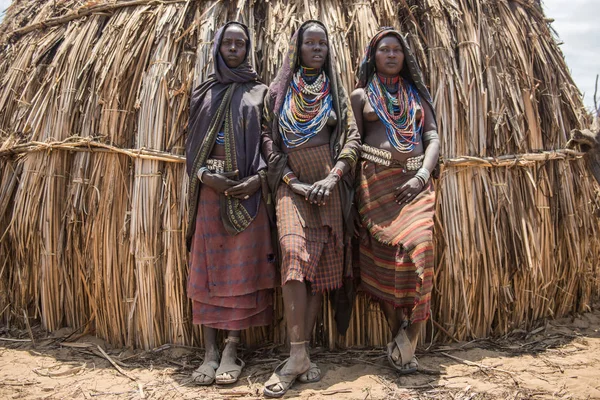 Three Arbore women with typical decorations — Stock Photo, Image