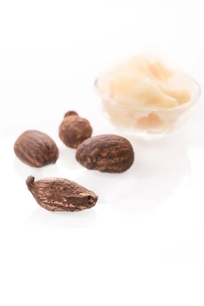 Nueces de karité y mantequilla sobre blanco — Foto de Stock