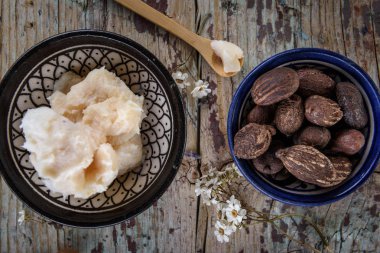 Shea fındık ve shea yağı ahşap tepesinde