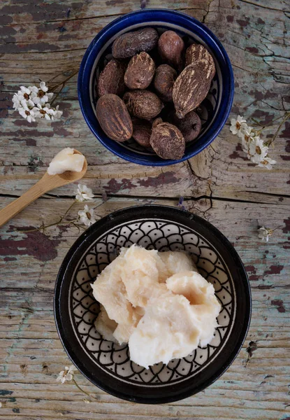 Shea nuts anbutter and argan oil and seeds — Stock Photo, Image