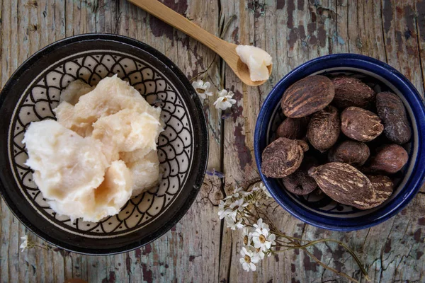 Shea fındık ve shea yağı ahşap tepesinde — Stok fotoğraf