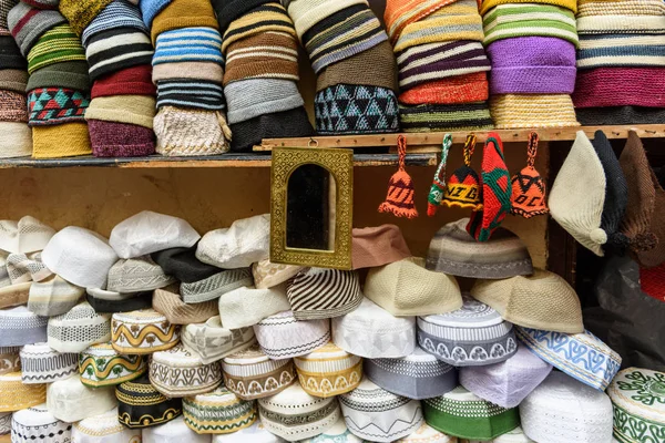 Veelkleurige hoeden verkocht in Fez, Marokko — Stockfoto