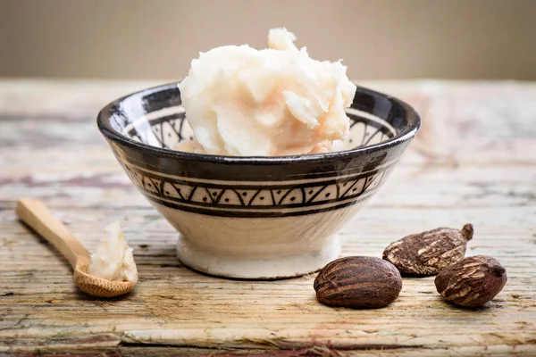 Sheabutter und Nüsse — Stockfoto