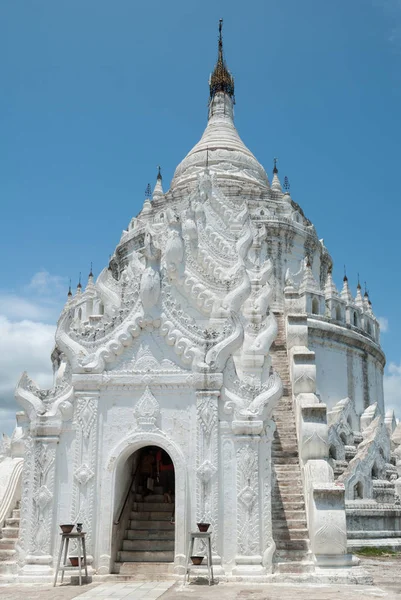 Mingun, Birmania. Un tempio buddista bianco — Foto Stock