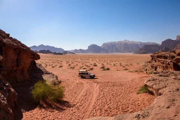 Pegar em um caminho do deserto, em Wadi Rum, Jordânia — Fotografia de Stock