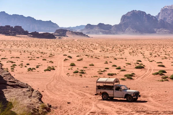 Inhaken op een woestijn pad, in wadi Rum, Jordanië — Stockfoto