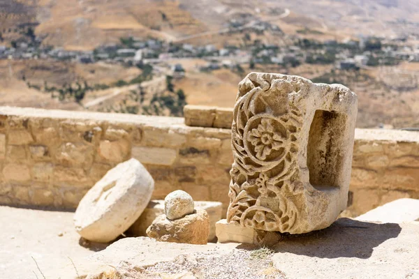 Detalle de una piedra tallada en el castillo de Karak, Jordania —  Fotos de Stock