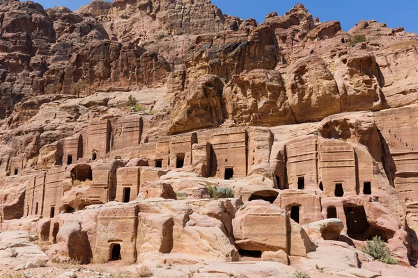 A barlang és sírok itt: Petra, Jordánia — Stock Fotó