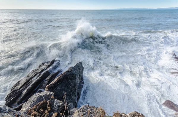 Hatalmas hullámok megüt a sziklák, Camogli, Olaszország — Stock Fotó