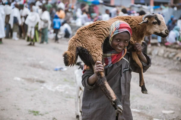 Marcatore settimanale affollato in un villaggio, Etiopia — Foto Stock
