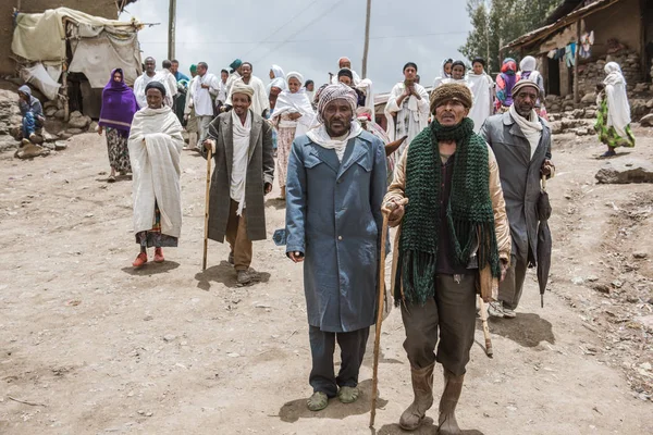 Marcación semanal abarrotada en un pueblo, Etiopía — Foto de Stock