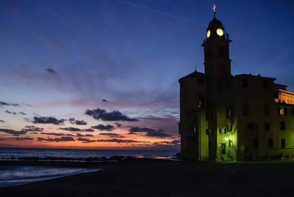 Захід сонця на церкву Camogli, Італія — стокове фото