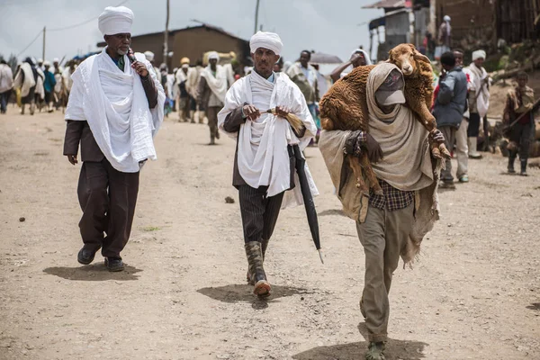 Marquage hebdomadaire bondé dans un village, Etiopia — Photo