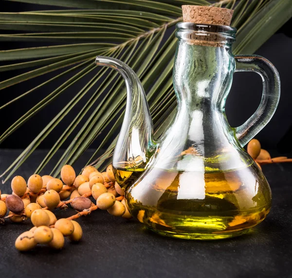 Botella de aceite de palma y frutos de palma — Foto de Stock