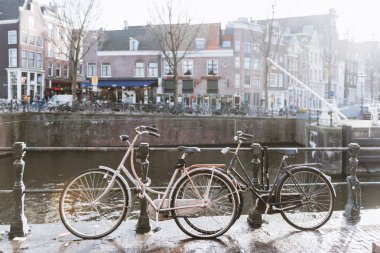 Amsterdam kanalları kışın