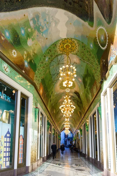 The mosaic passageway opened between the Damrak and Nieuwendijk — Stock Photo, Image