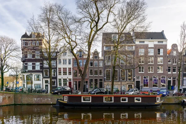 Amsterdam kanalları kışın