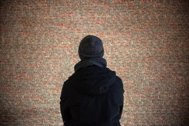 Turist Pinkas Synangogue duvardaki yazıtın okuma