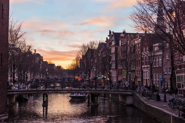 Amsterdam canal bei Sonnenuntergang — Stockfoto