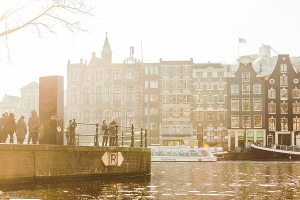 Goldenes Morgenlicht über den Kanälen in Amsterdam — Stockfoto