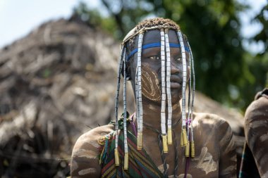 Mursi adam baş süslemeleri ile