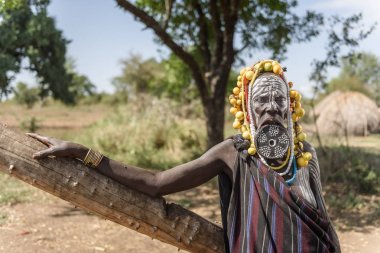 Yaşlı Mursi kadın büyük dudak plaka ile